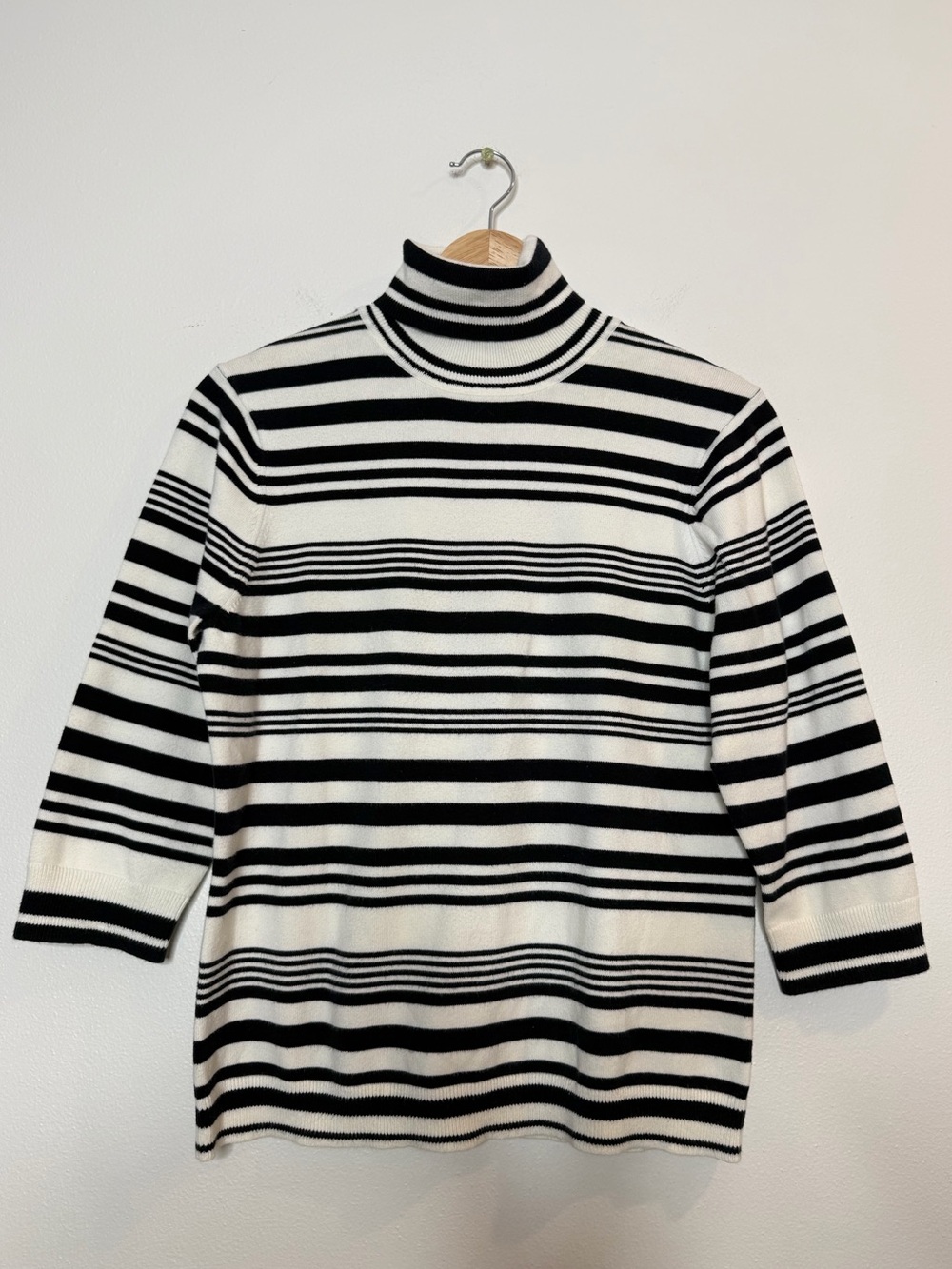 Y2K 90s Stretch Gap Striped Turtleneck in black & white 3/4 sleeve fall sweater